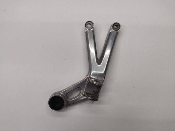 PLATINE REPOSE PIED PASSAGER DROIT YAMAHA R6