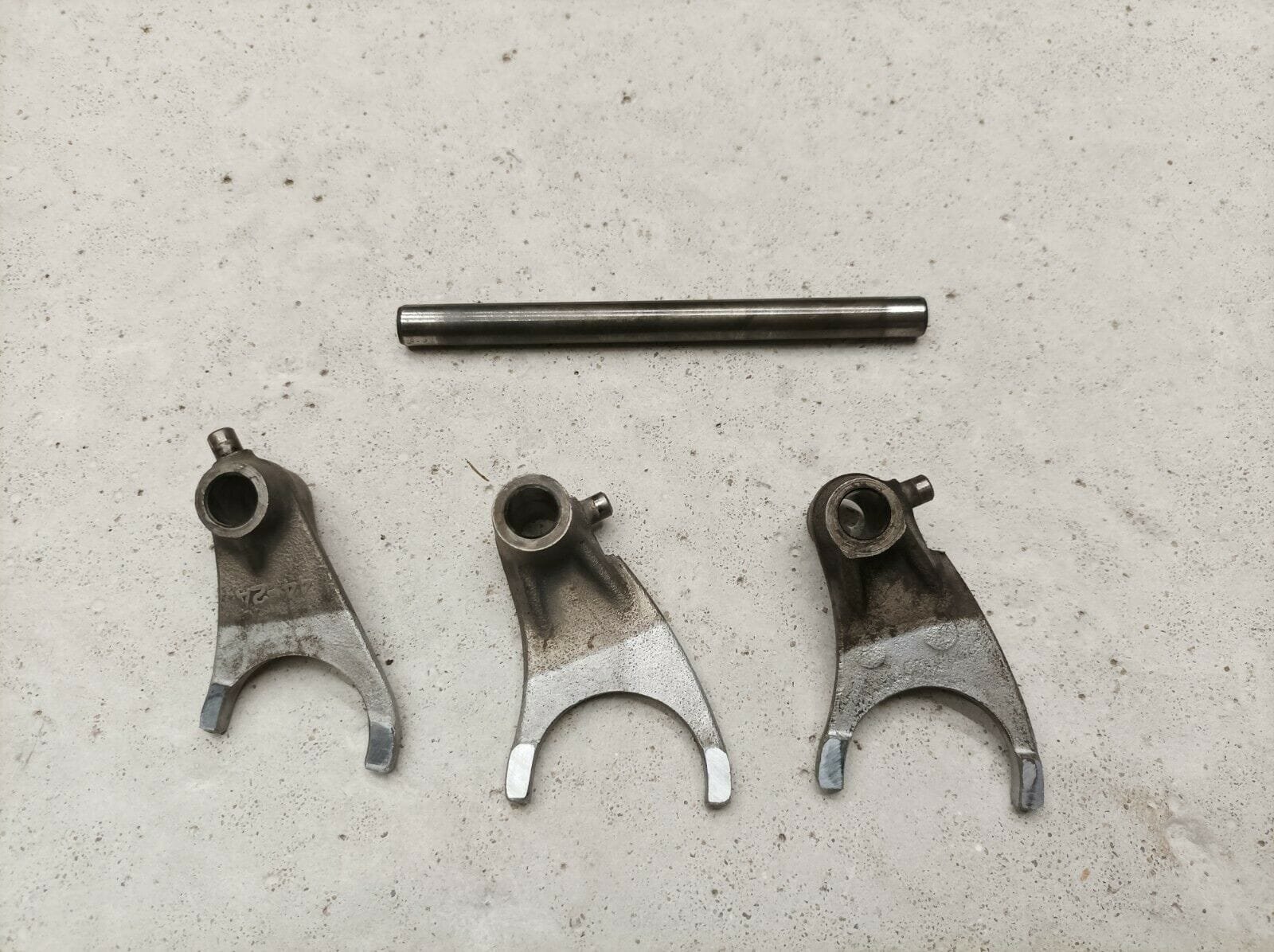 26cfb2 308d2ef323c74f72bc2d914cb5f57c4amv2 FOURCHETTES DE BOITE DE VITESSE SUZUKI 500 GSE – Image 3