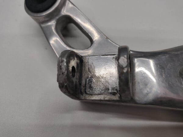 PLATINE REPOSE PIED PASSAGER DROIT YAMAHA R6 – Image 3