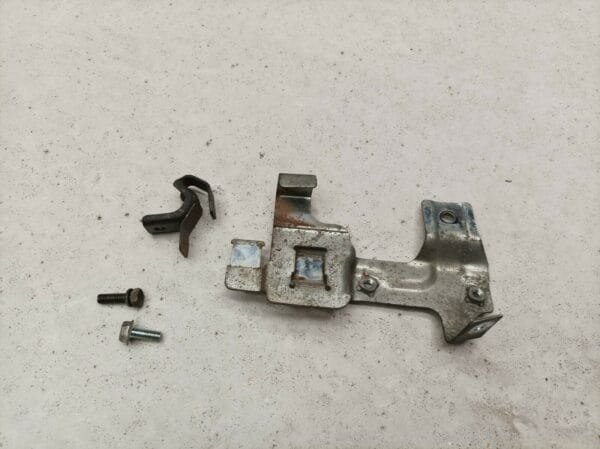 SUPPORT FIXATION REGULATEUR TENSION SUZUKI 500 GSE 1992 – Image 2