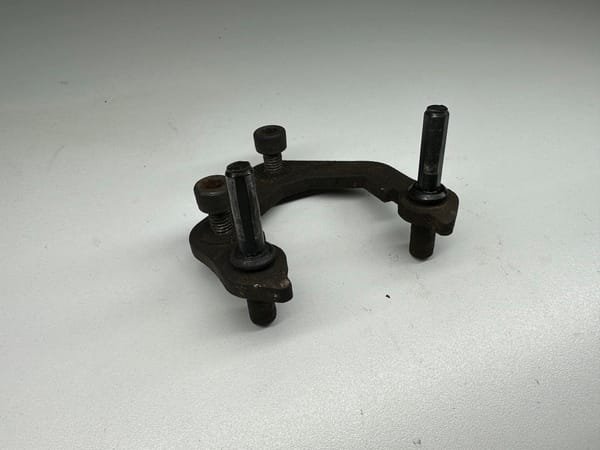 26cfb2 5d607aed5b23415dacd1b4de1f93e139mv2 PLATINE FIXATION ETRIER FREIN ARRIERE KAWASAKI KLE 500 1994-2004