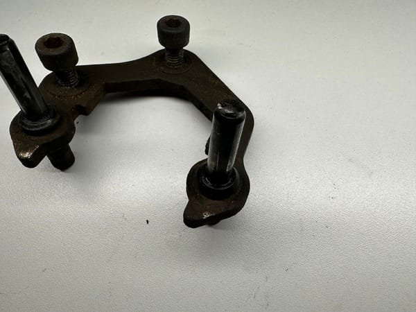 26cfb2 6dfbf7badfef4ce6ba6dc4171972541emv2 PLATINE FIXATION ETRIER FREIN ARRIERE KAWASAKI KLE 500 1994-2004 – Image 4