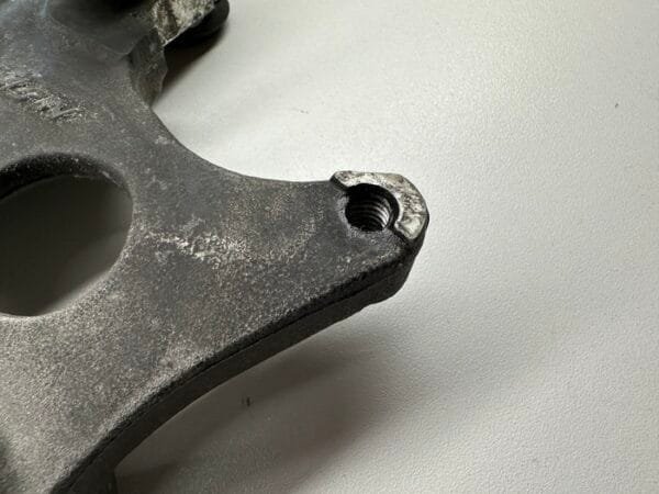 PLATINE FIXATION ÉTRIER FREIN ARRIERE HONDA CB 600 HORNET 1998-2002 – Image 4