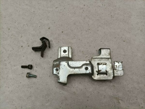SUPPORT FIXATION REGULATEUR TENSION SUZUKI 500 GSE 1992