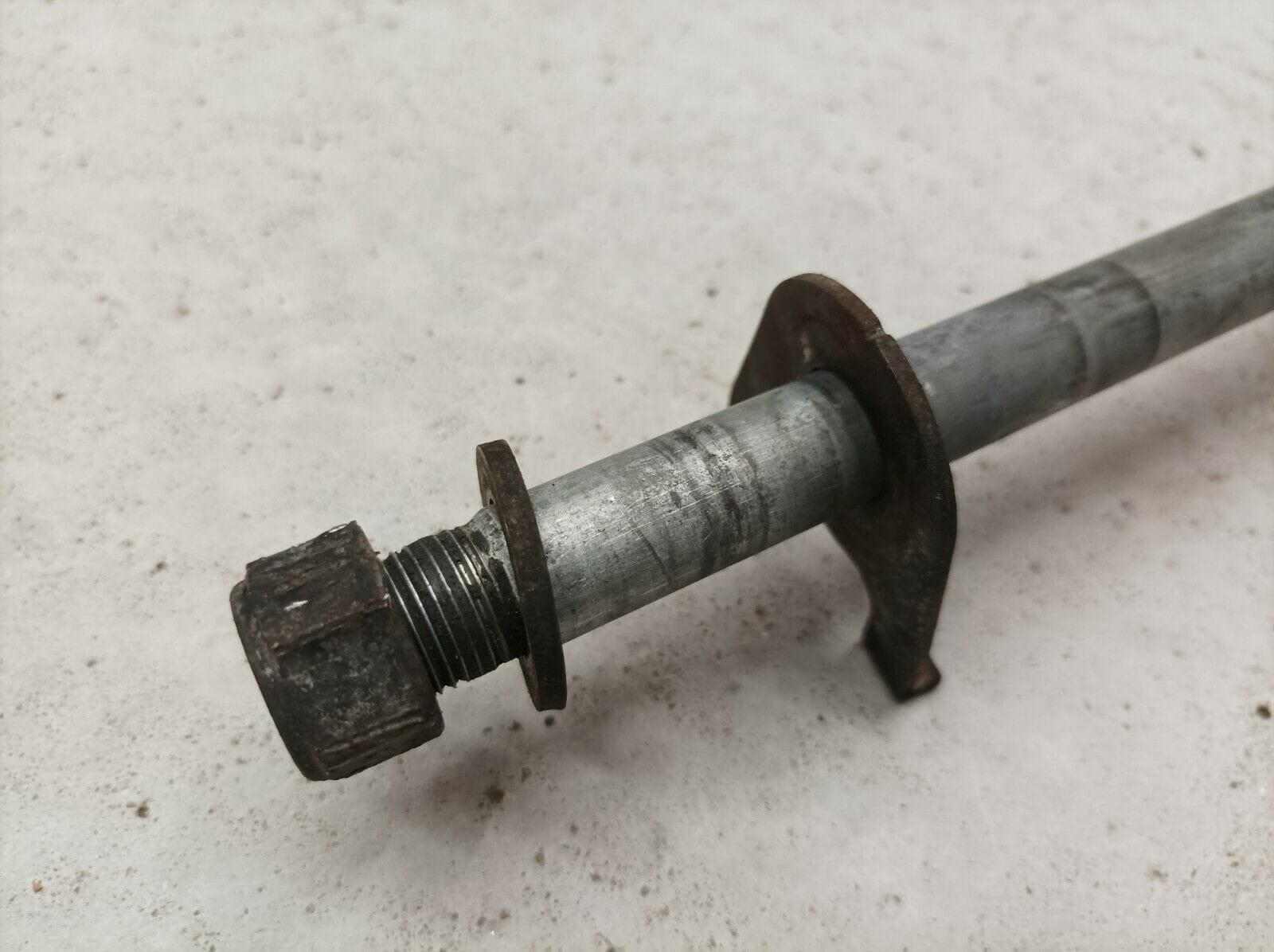 26cfb2 848713a90d584ababdf5d7676123d6fbmv2 AXE DE ROUE ARRIERE SUZUKI 500 GSE 1992 – Image 2