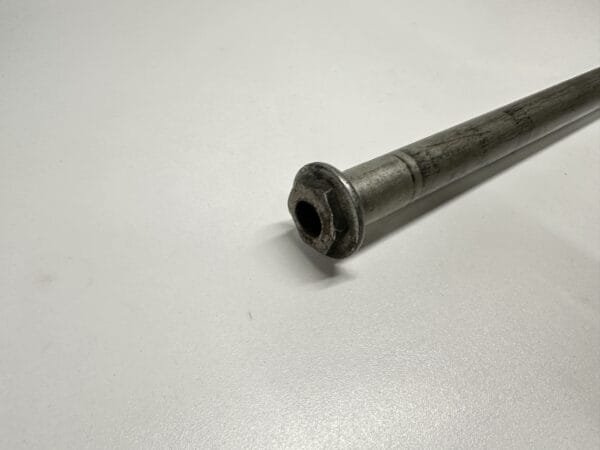 AXE DE ROUE ARRIERE SUZUKI 600 BANDIT 2000-2004 – Image 2