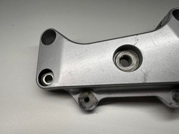 PLATINE SUPPORT MOTEUR GAUCHE HONDA CB 600 HORNET 1998-2002 – Image 3