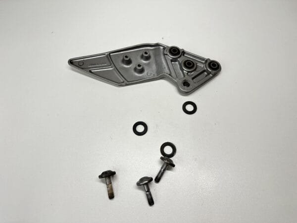 PLATINE REPOSE PIED GAUCHE SUZUKI 600 BANDIT 2000-2004 – Image 3