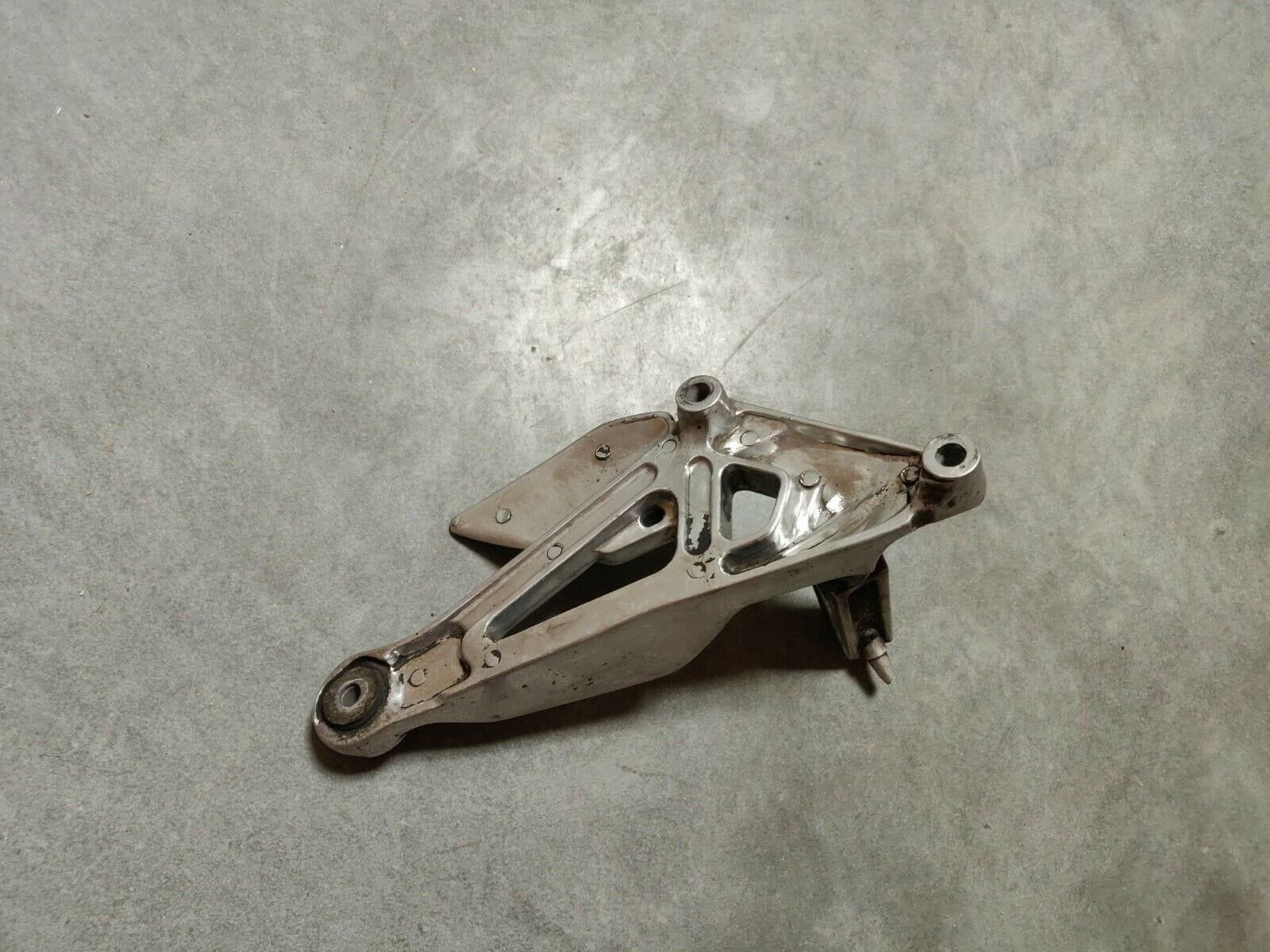 26cfb2 be1d1f56884b43dc91a0b8fefa993028mv2 PLATINE REPOSE PIED GAUCHE YAMAHA XJ 600 DIVERSION 1997 – Image 2