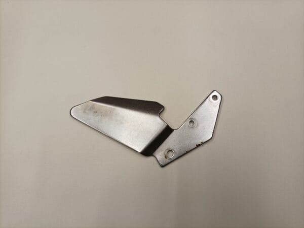 AILETTE PLATINE REPOSE PIED DROIT SUZUKI 500 GSE 2001