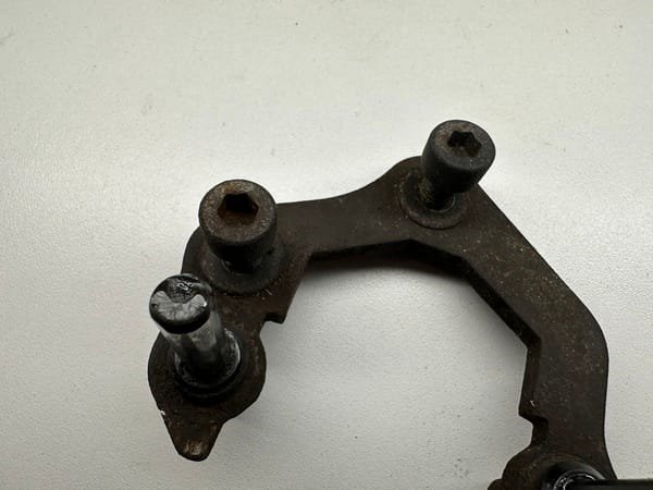 26cfb2 dadc7a0411cd4ca3acbb5b6ded34d801mv2 PLATINE FIXATION ETRIER FREIN ARRIERE KAWASAKI KLE 500 1994-2004 – Image 3