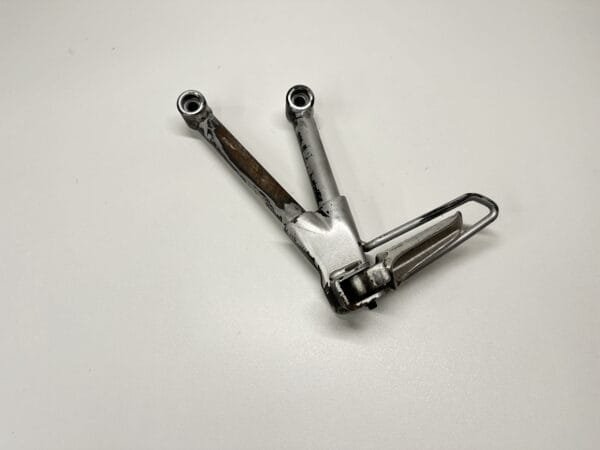 PLATINE PASSAGER GAUCHE SUZUKI 600 BANDIT 2000-2004
