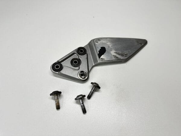 PLATINE REPOSE PIED GAUCHE SUZUKI 600 BANDIT 2000-2004