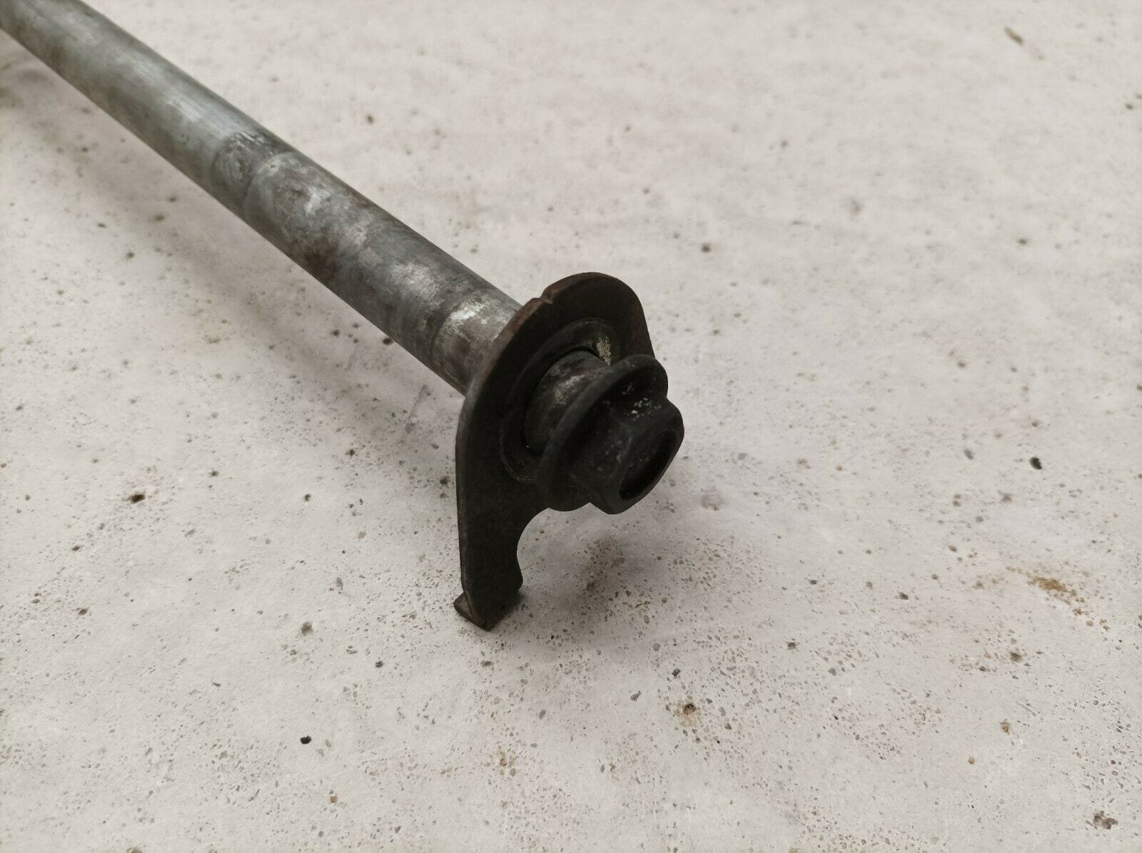 26cfb2 ee30feada5134e298681b61626319922mv2 AXE DE ROUE ARRIERE SUZUKI 500 GSE 1992 – Image 3