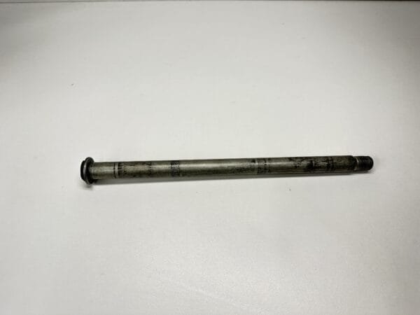 AXE DE ROUE ARRIERE SUZUKI 600 BANDIT 2000-2004