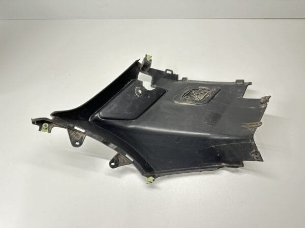 CARÉNAGE SOUS SELLE DROIT PEUGEOT KISBEE 50 4T 2010-2017 – Image 3