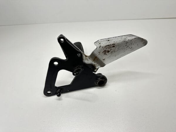 PLATINE REPOSE PIED DROIT SUZUKI GSE 500 2000-2007 – Image 4