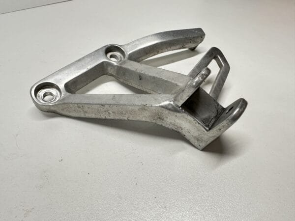 PLATINE REPOSE PIED PASSAGER GAUCHE YAMAHA FAZER 600 1998-2001 – Image 3