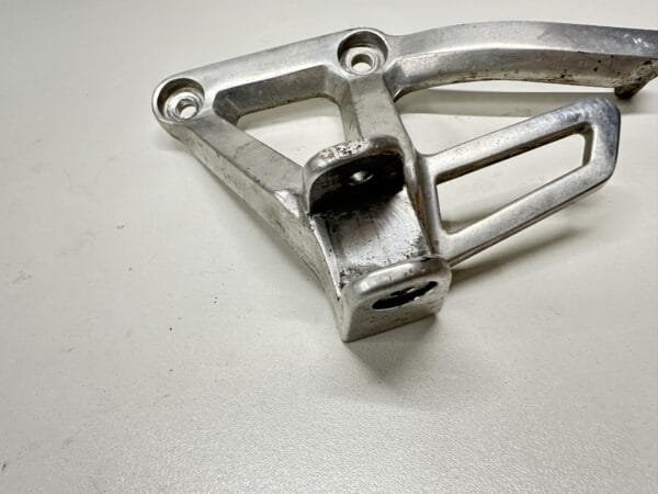 PLATINE REPOSE PIED PASSAGER GAUCHE YAMAHA FAZER 600 1998-2001 – Image 4