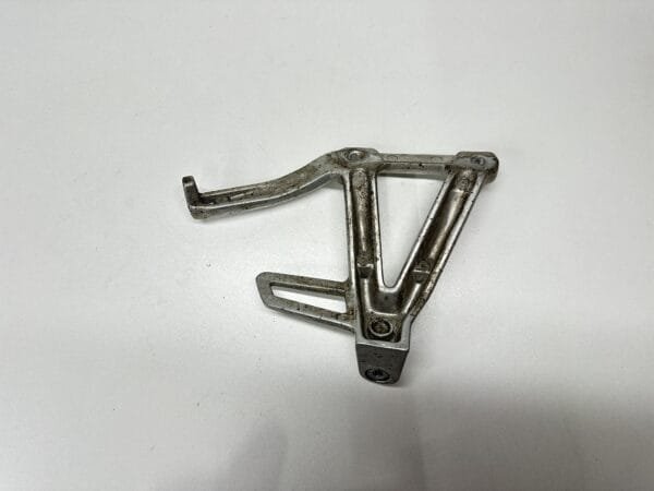 PLATINE REPOSE PIED PASSAGER GAUCHE YAMAHA FAZER 600 1998-2001 – Image 2