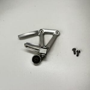 PLATINE REPOSE PIED PASSAGER DROITE YAMAHA FAZER 600 1998-2001