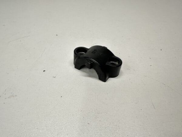 PLATINE FIXATION MAÎTRE CYLINDRE FREIN AVANT YAMAHA FAZER 600 1998-2001 – Image 3