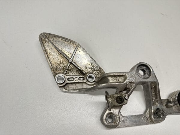 PLATINE REPOSE PIED DROIT YAMAHA FAZER 600 1998-2001 – Image 6