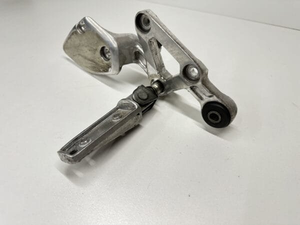 PLATINE REPOSE PIED DROITE YAMAHA FAZER 600 1998-2001 – Image 3