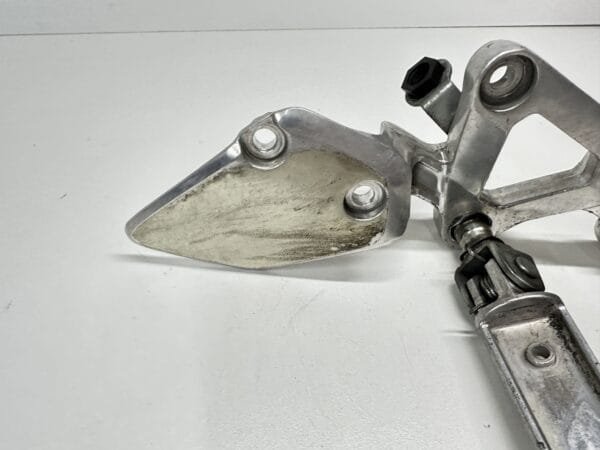 PLATINE REPOSE PIED DROITE YAMAHA FAZER 600 1998-2001 – Image 5