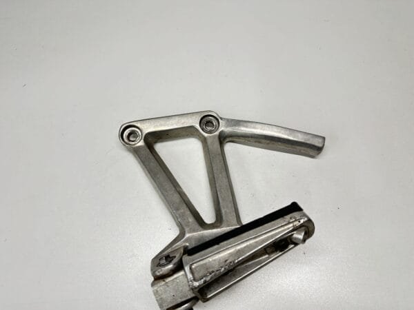 PLATINE REPOSE PIED PASSAGER GAUCHE YAMAHA FAZER 600 1998-2001 – Image 5