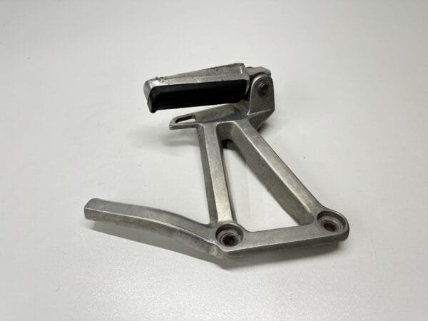 PLATINE REPOSE PIED PASSAGER GAUCHE YAMAHA FAZER 600 1998-2001 – Image 3