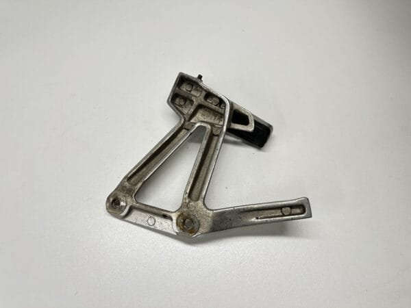 PLATINE REPOSE PIED PASSAGER GAUCHE YAMAHA FAZER 600 1998-2001 – Image 6