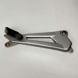 PLATINE REPOSE PIED DROITE YAMAHA YBR 125 2004-2006