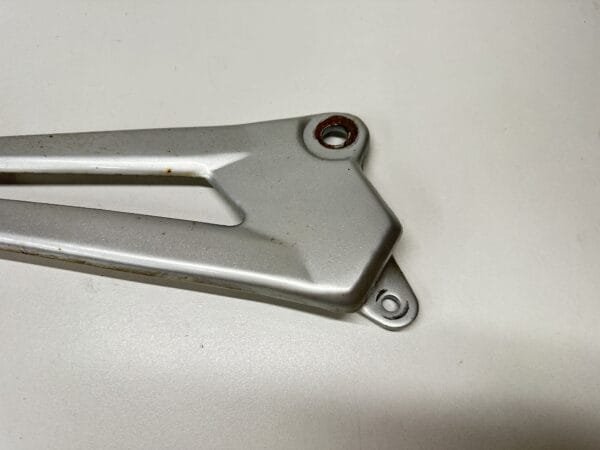 PLATINE REPOSE PIED DROITE YAMAHA YBR 125 2004-2006 – Image 3
