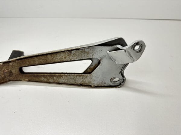 PLATINE REPOSE PIED DROITE YAMAHA YBR 125 2004-2006 – Image 5