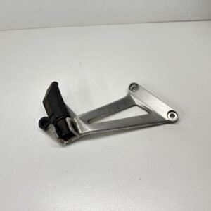 PLATINE REPOSE PIED PASSAGER DROITE HONDA CBR 125 R 2004-2006
