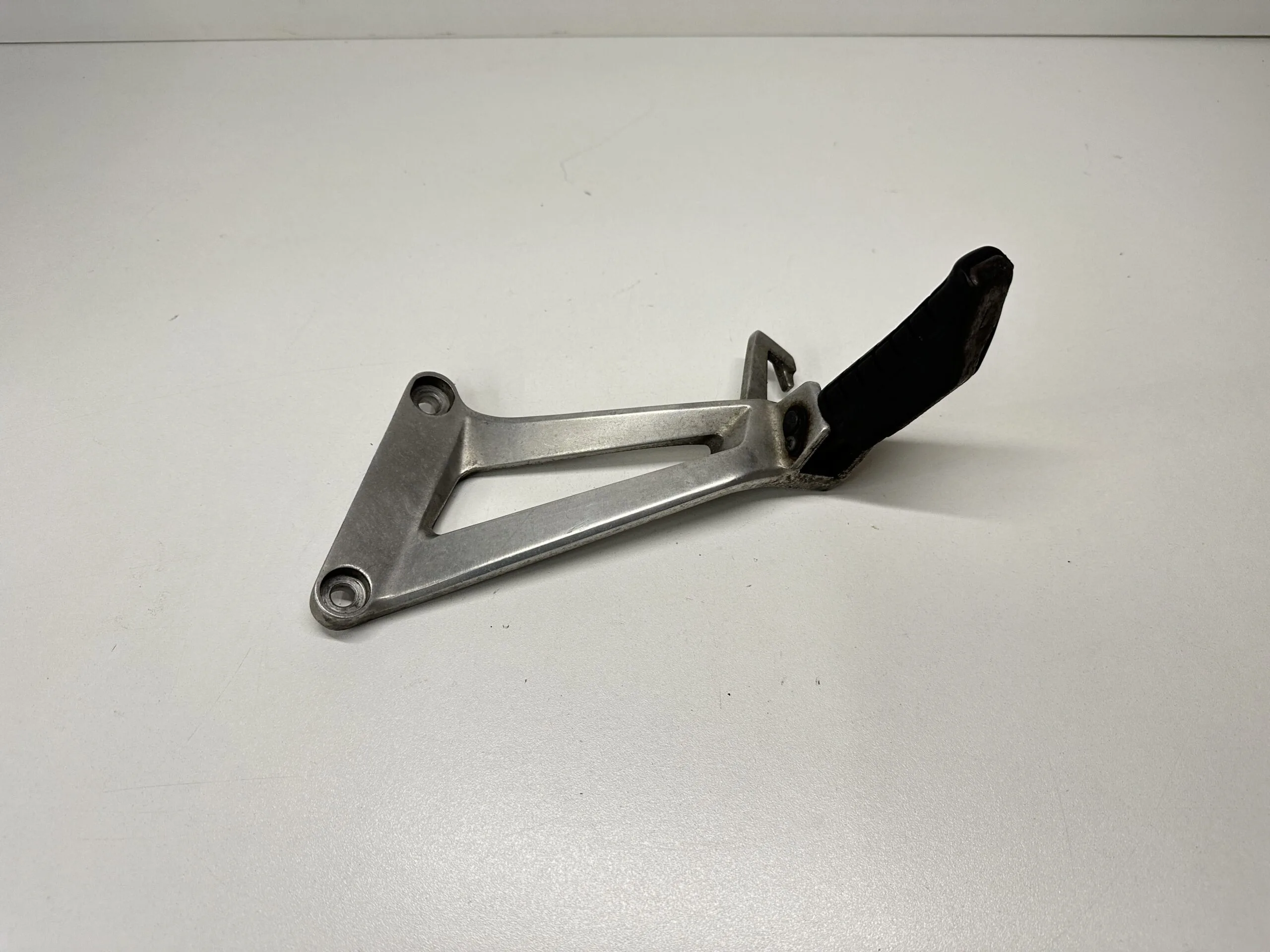 Platine Repose Pied Passager Gauche HONDA CBR 125 R 2004-2006 - Pièces Occasions - visuel 4