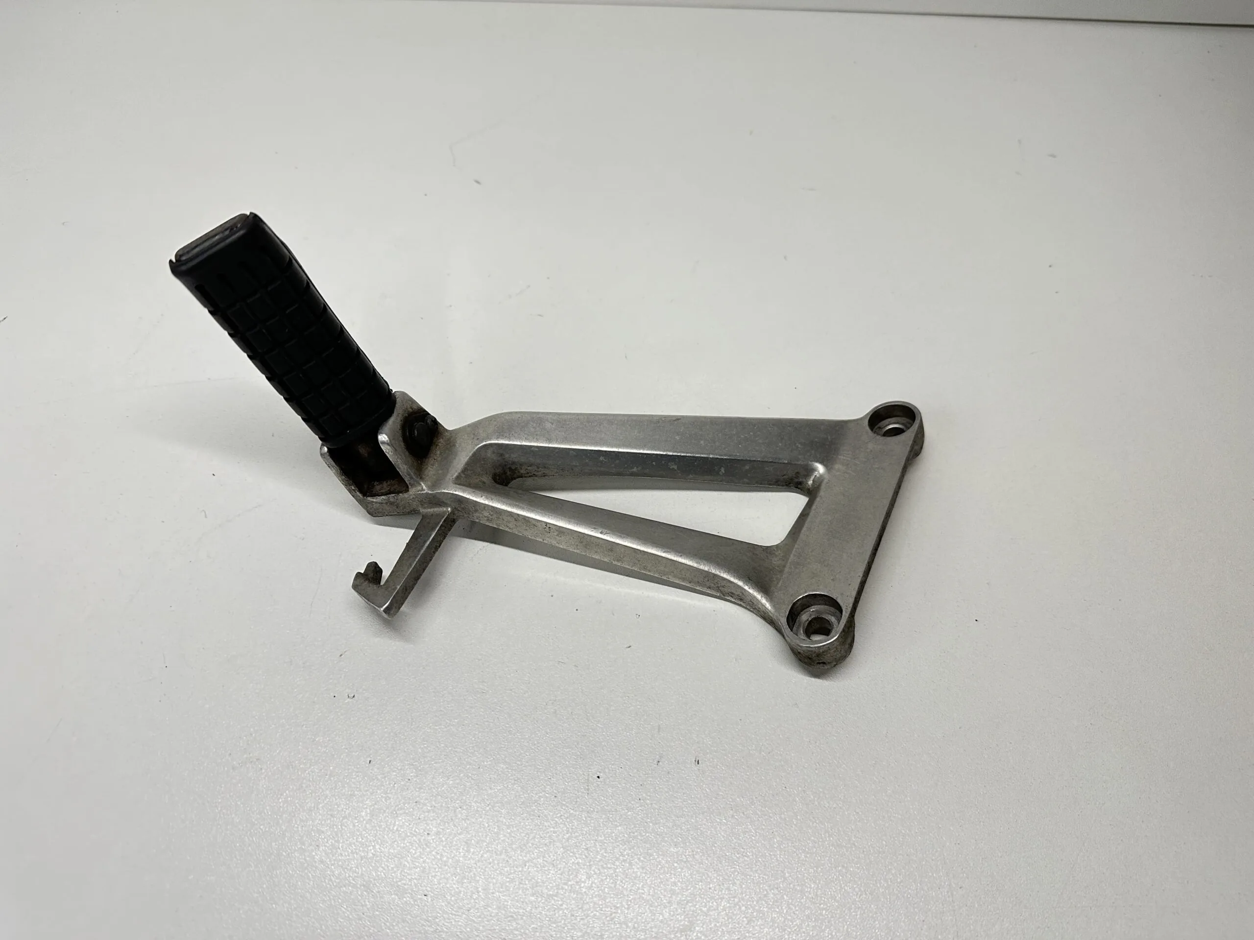 Platine Repose Pied Passager Gauche HONDA CBR 125 R 2004-2006 - Pièces Occasions