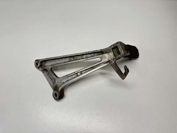 PLATINE REPOSE PIED PASSAGER GAUCHE HONDA CBR 125 R 2004-2006 – Image 2