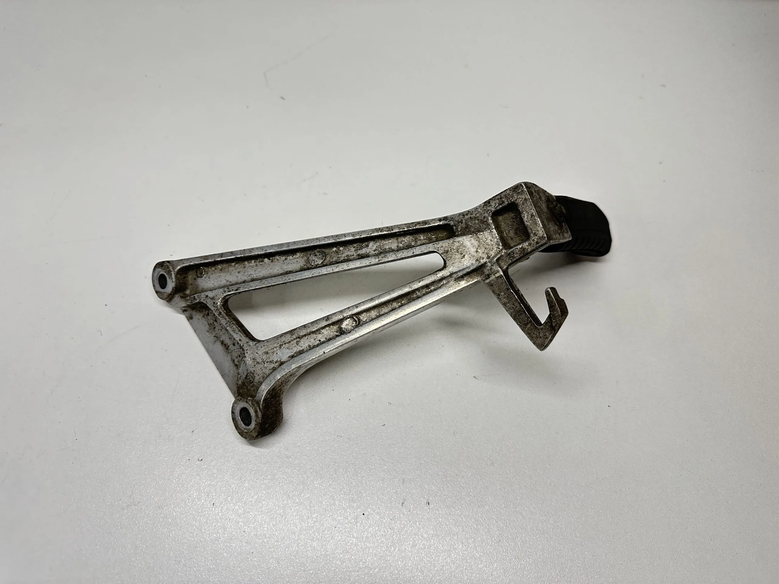 Platine Repose Pied Passager Gauche HONDA CBR 125 R 2004-2006 - Pièces Occasions - visuel 2
