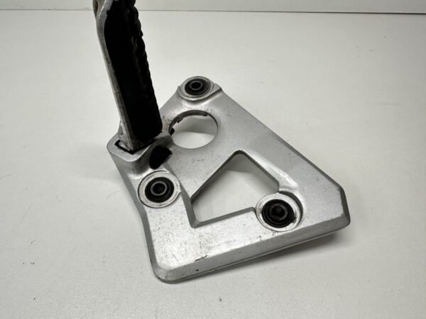PLATINE REPOSE PIED DROITE SUZUKI GSX-F 750 1989-1997 – Image 4