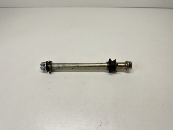 AXE DE ROUE AVANT YAMAHA YBR 125 2004-2006