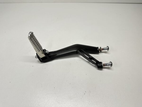 PLATINE REPOSE PIED PASSAGER GAUCHE YAMAHA YZF-R1 2015-2024