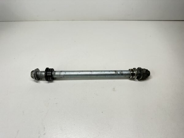 AXE DE ROUE ARRIÈRE KAWASAKI ER6N 2006-2008