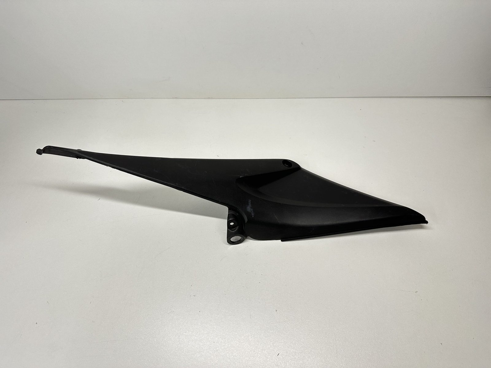 IMG 4947 scaled CARÉNAGE SOUS SELLE GAUCHE HONDA CBR 600 RR 2005-2006 – Image 3