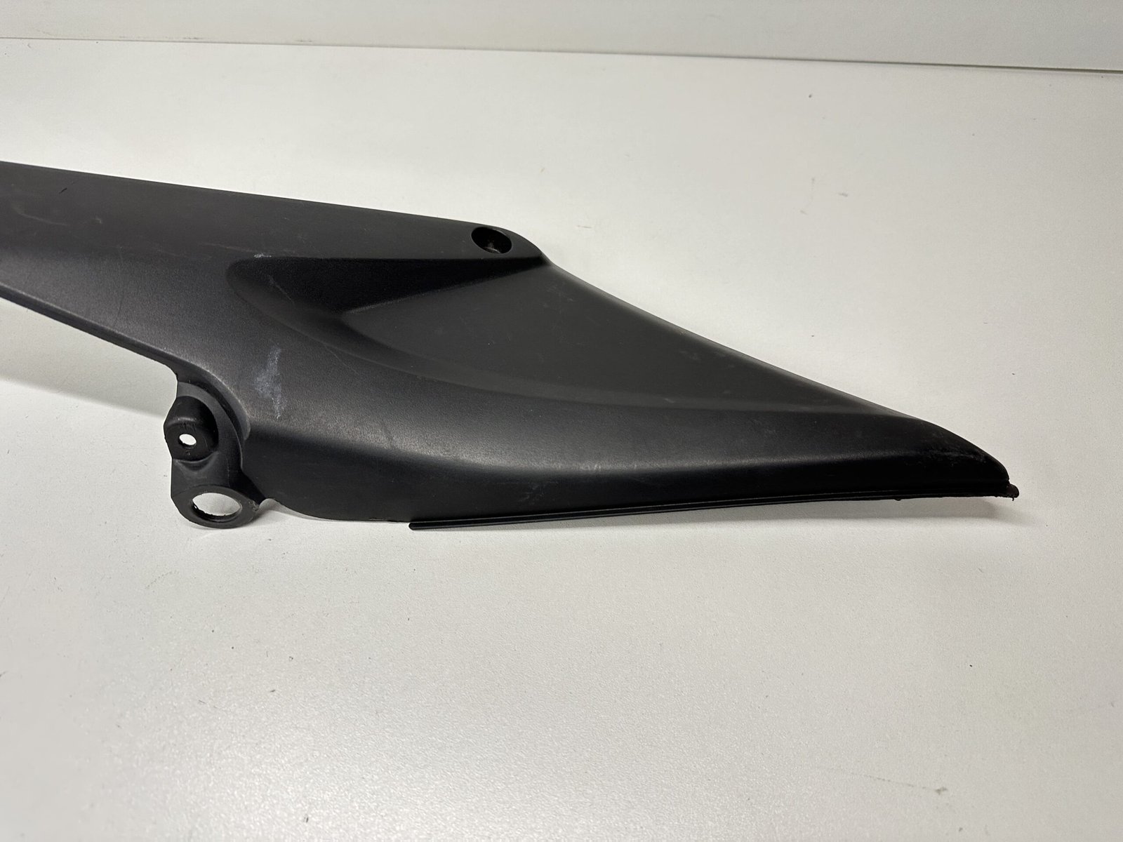 IMG 4948 scaled CARÉNAGE SOUS SELLE GAUCHE HONDA CBR 600 RR 2005-2006 – Image 2