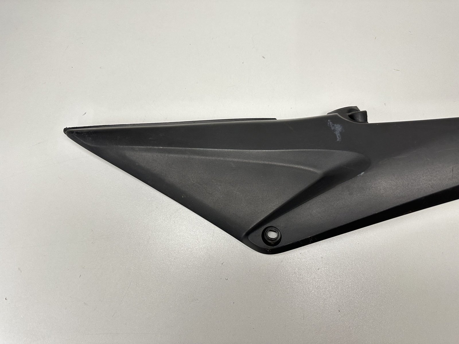 IMG 4951 scaled CARÉNAGE SOUS SELLE GAUCHE HONDA CBR 600 RR 2005-2006 – Image 6