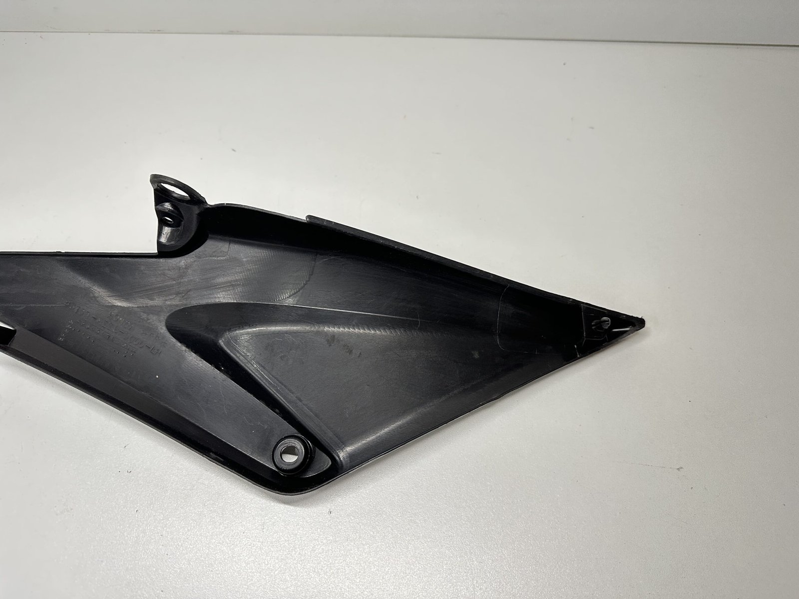 IMG 4954 scaled CARÉNAGE SOUS SELLE GAUCHE HONDA CBR 600 RR 2005-2006 – Image 7