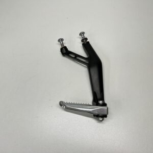 PLATINE REPOSE PIED PASSAGER DROITE YAMAHA YZF-R1 2015-2024