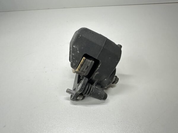 ÉTRIER DE FREIN ARRIÈRE KAWASAKI ER6N 2006-2008 – Image 2